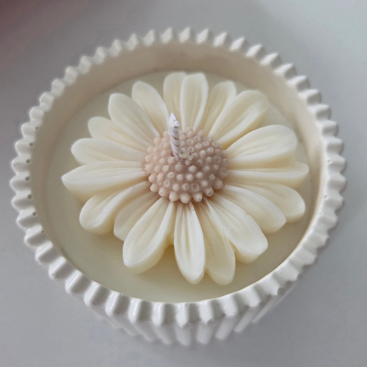 Handmade Daisy Candle in Jesmonite Pot