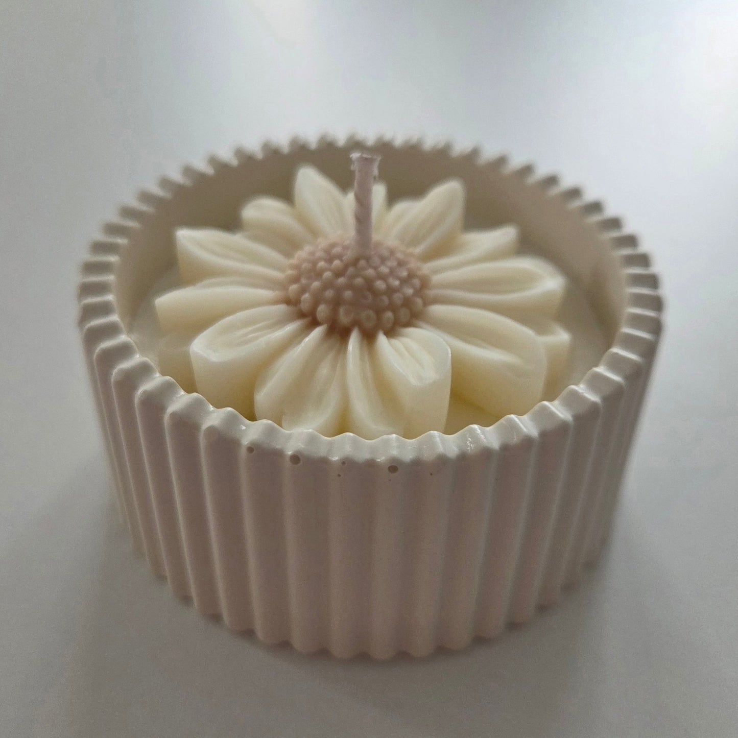 Handmade Daisy Candle in Jesmonite Pot