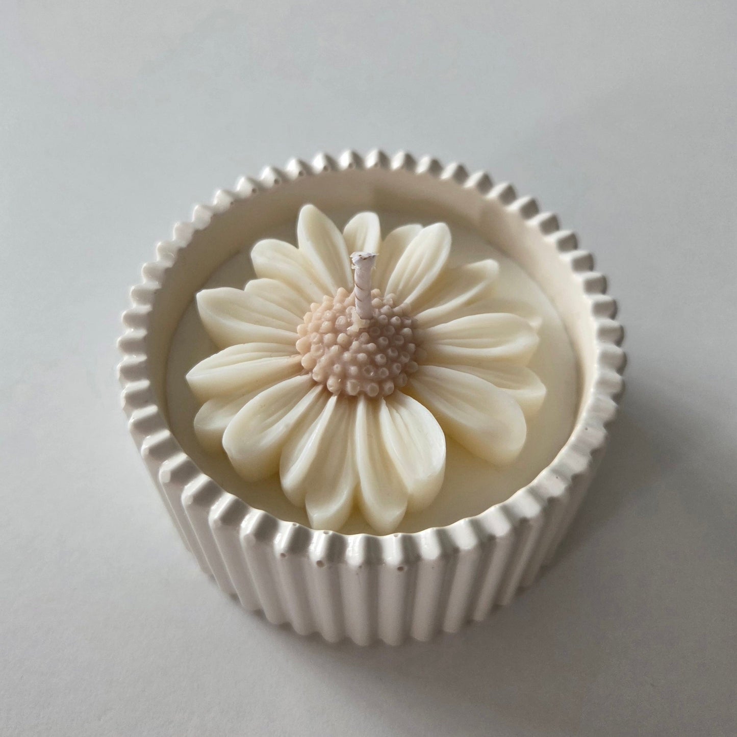 Handmade Daisy Candle in Jesmonite Pot