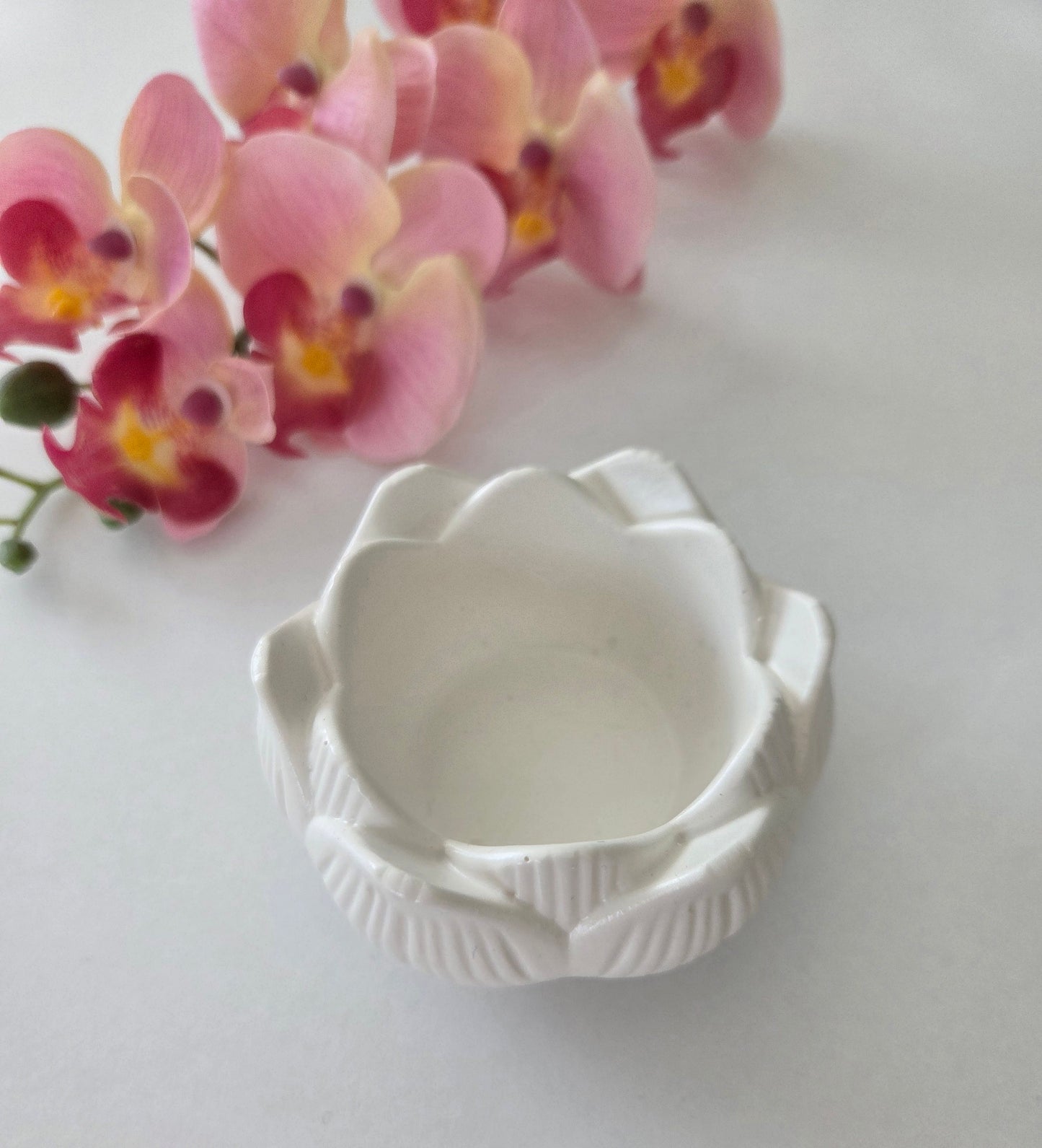 Lotus-shaped tealight holder
